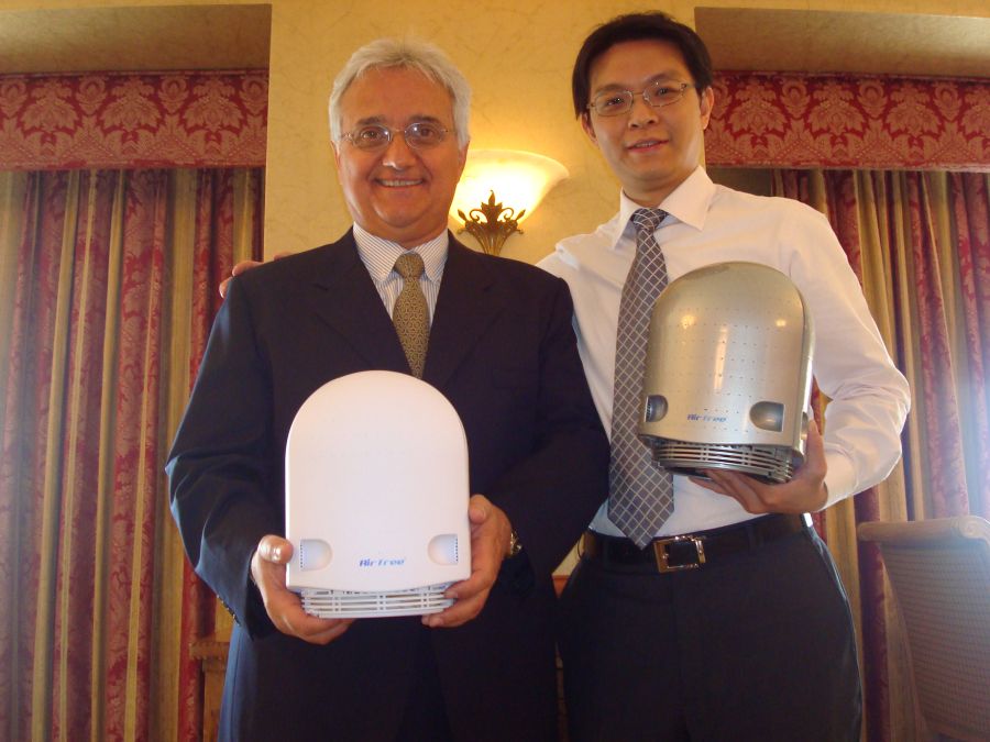 Carlos Matias, CEO da Airfree, com um distribuidor de Taiwan