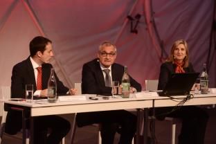Alejandro Rodríguez Martínez, Director Comercial da Linde Ibérica, Jaime Gener Bover, Director-Geral da Linde Ibérica e Montserrat Trujillo, Responsável de Publicidade e Comunicação da Linde MHI