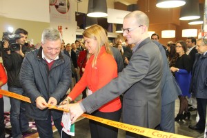 Presidente da Câmara Municipal de Vila Nova de Gaia, Eduardo Vitor Rodrigues com Joana Fontes, Diretora de Loja da Conforama de Gaia