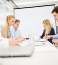 Geschäftsleute planen zusammen und machen ein Brainstorming