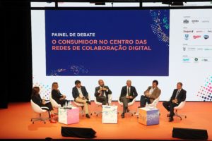 Painel de debate, dedicado ao tema "O consumidor no centro das redes de colaboração digital", no congresso da GS1 Portugal