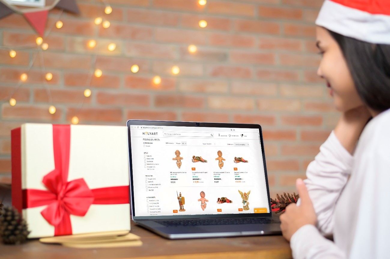 Fonte: https://www.freepik.com/premium-photo/young-smiling-woman-wearing-red-santa-claus-hat-making-video-call-social-network-with-family-friends-christmas-day_10479431.htm#page=7&query=smartphone+christmas&position=12