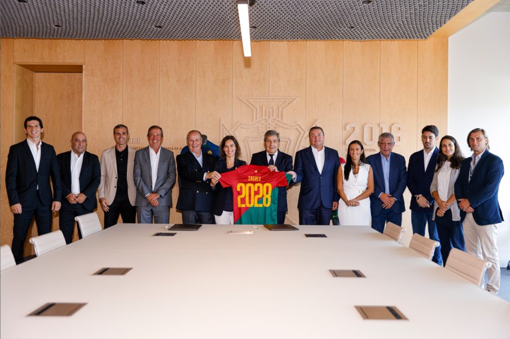A Federação Portuguesa de Futebol e a Sagres assinaram, esta segunda-feira, a renovação do contrato de patrocínio com as Seleções Nacionais A masculina e feminina e sub-21.