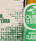 Oliveira da Serra acaba de lançar uma nova campanha publicitária cuja assinatura é “Escolher o Bom faz toda a diferença”. Com esta comunicação, que estará a decorrer até ao dia 23 de abril, a marca pretende dar continuidade ao seu posicionamento e mote “O Bom, pela Terra”. Tendo partido de um posicionamento assente no pilar da sustentabilidade ambiental, no qual a marca mostrou as suas boas práticas ambientais, esta campanha pretende agora evidenciar um outro pilar, o da sustentabilidade social.