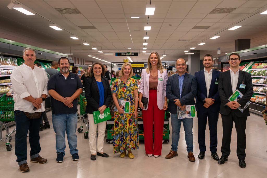 Executivo da Câmara Municipal do Seixal e da Junta de Freguesia de Corroios com responsáveis da Mercadona na loja de Corroios.